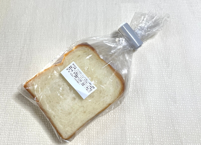パンの袋を挟む