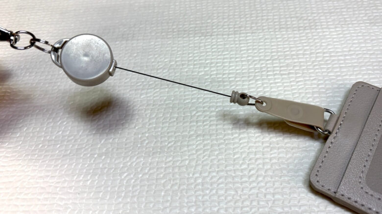 伸びるリールつきパスケース