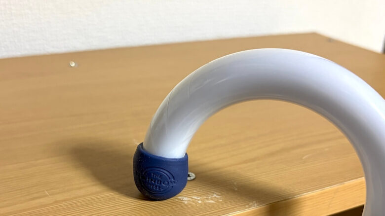 傘の持ち手にキャップをはめる