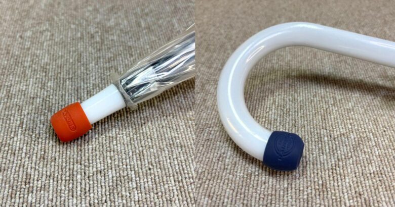 傘の持ち手と先端にキャップをはめる