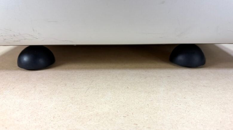 角度と高さ調節ができないスタンド