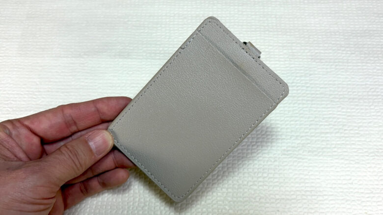 ダイソーのパスケースの裏面