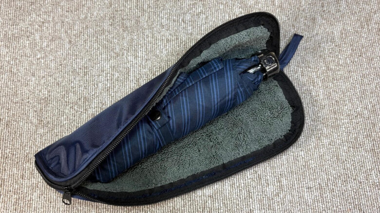 収納袋と折り畳み傘