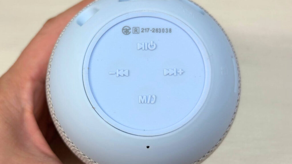1000円スピーカーの電源ボタン