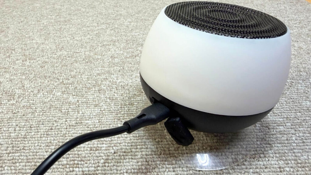防滴スピーカーの充電端子とケーブル