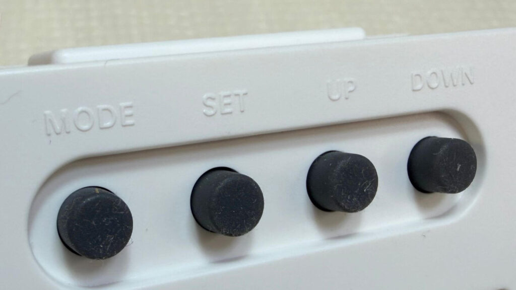 ミニデジタル時計の4つのボタン