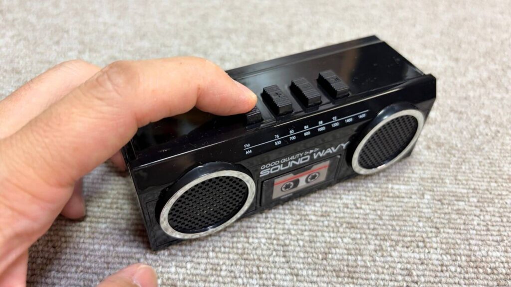 ダイソーのラジカセ風スピーカー