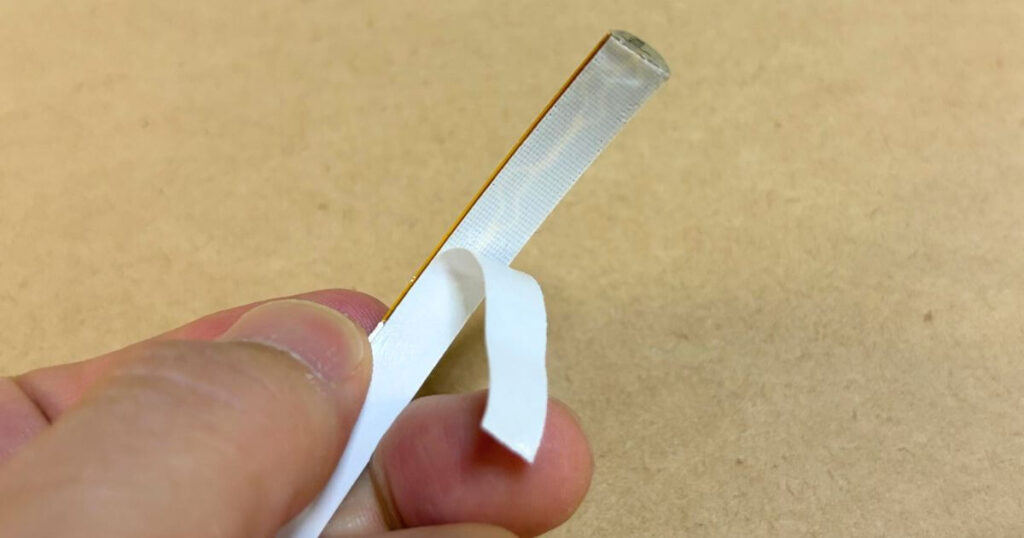 テープライトの剥離紙をはがす