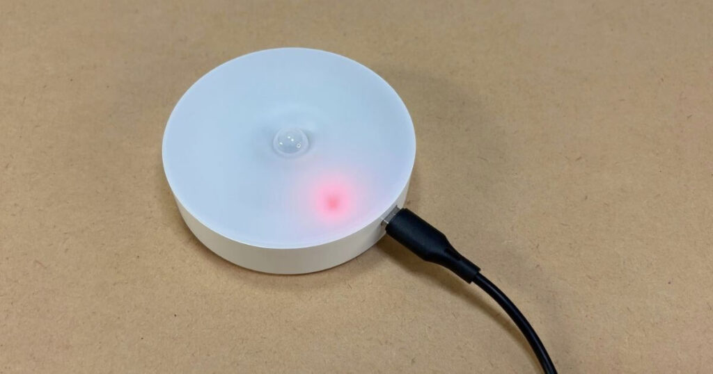 Type-Cケーブルを接続して充電している人感センサーライト