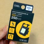 ダイソーの充電式COBライト・ブラックとパッケージ